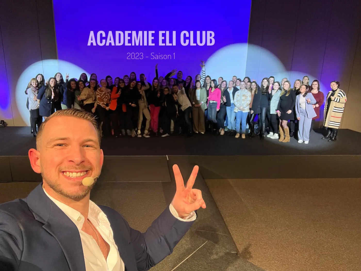 Axel Duriez sur scène devant les professionnelles de la beauté de l'Académie ELI Club